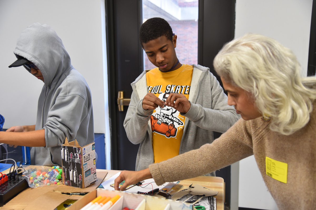 Thank you, @deafkidscode for collaborating with our 4201 Schools! Last week's workshop with @LexforthedeafNY gave students the opportunity for some hands-on #STEAM learning and discussion around the use of Artificial Intelligence.