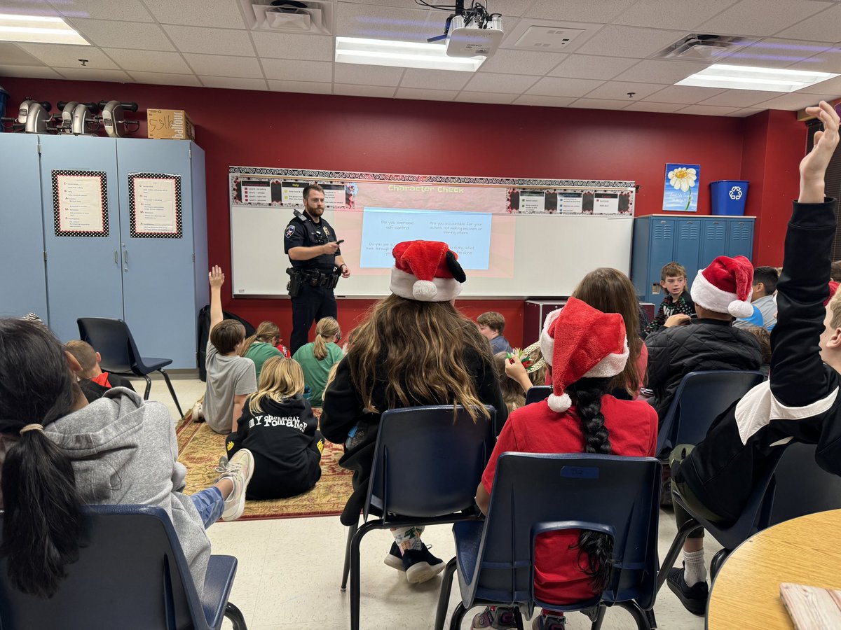 Our first day of L.E.T.S 👮🏻‍♂️ thank you for coming to speak with us about being someone with #GoodCharacter 👮🏻‍♂️#LawEnforcementTeachingStudents @HVPolice @LewisvilleISD #BeTheOneWhoCares #HeritageES @maxsont @OfficerDaveSRO @OfficerBenHV