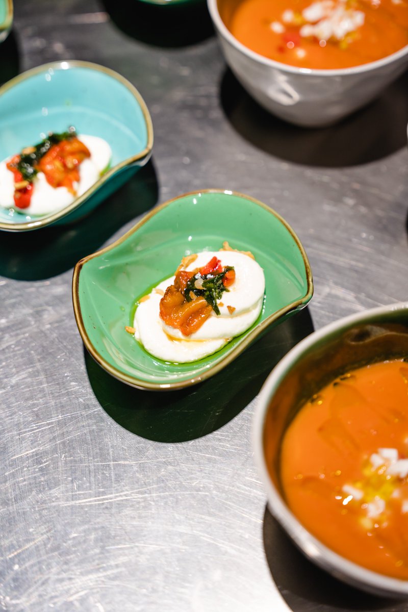 ¿Qué mejor que culminar una tarde de juegos con una comida deliciosa?
¿Prefieres unas ricas hamburguesas con patatas y ensalada, o una selección de nuestras mejores tapas y platillos en formato cocktail? 🍔🥗
Cualquiera sea tu elección podemos hacerlo realidad. 🎊