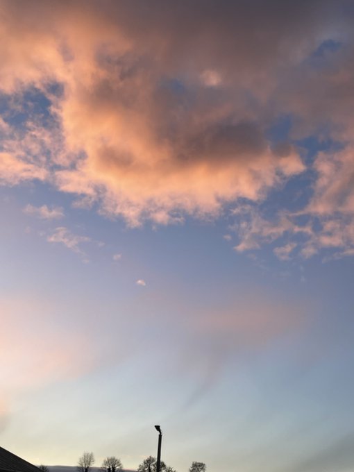 Cumulus and virga spotted over Dungannon, Northern Ireland, by @RichardSmyth6