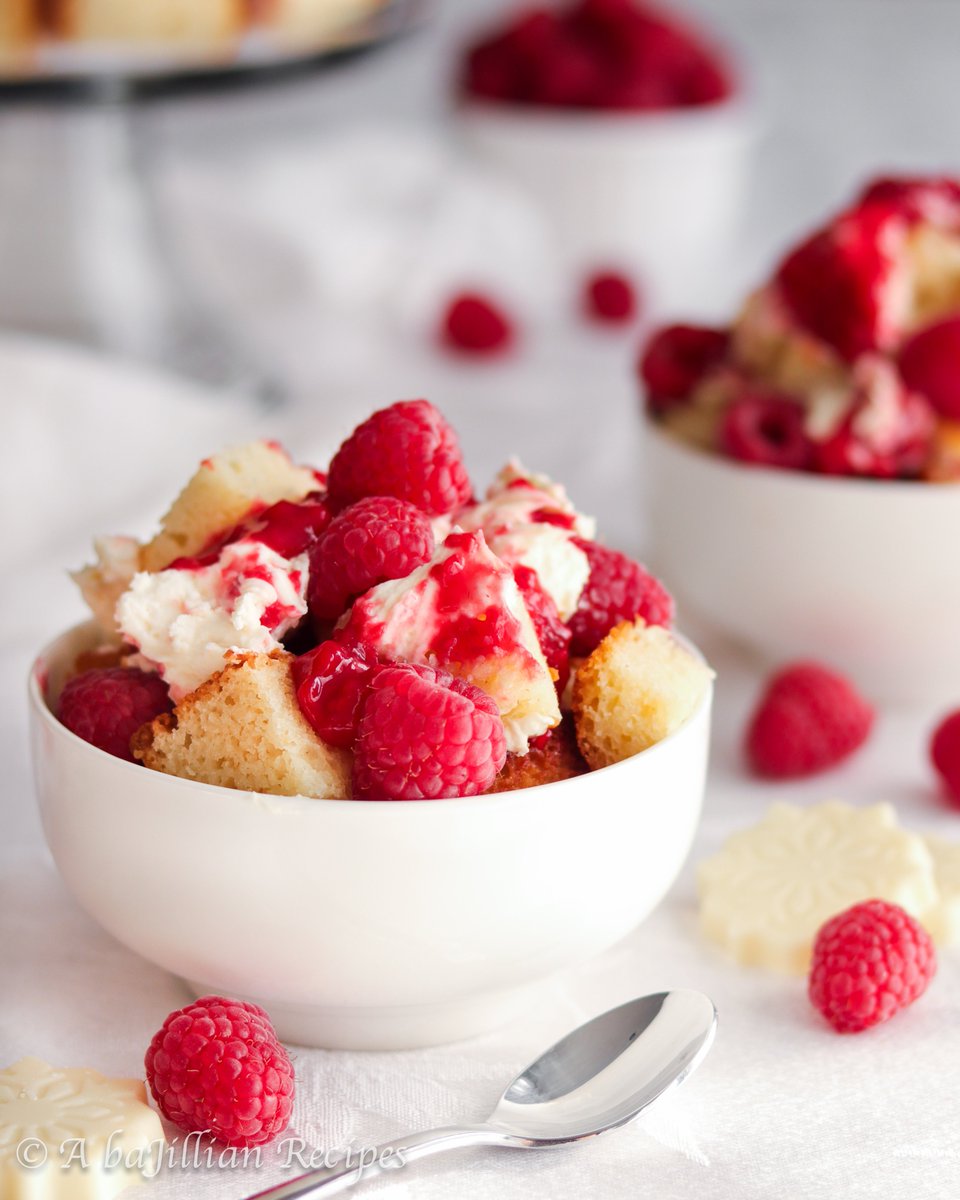 baJillianRecipe's tweet photo. WHITE CHOCOLATE RASPBERRY TRIFLE - Layers of creamy white chocolate cheesecake mousse, fresh raspberry sauce, and moist white chocolate cake! #ChristmasTrifles #WhiteChocolateRaspberry #HolidayRecipes RECIPE: https://t.co/dOH8AnkPVv https://t.co/tOEb5EccNk