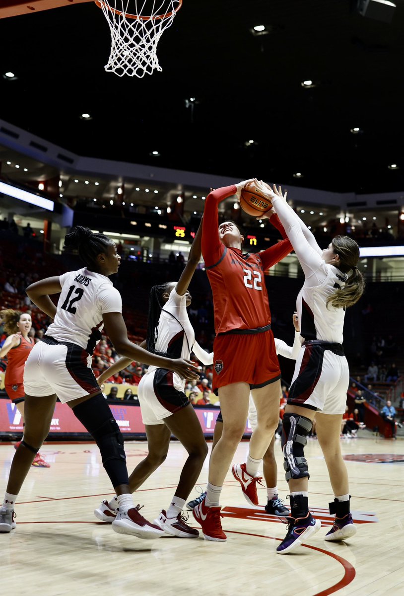 🗣️𝘎𝘌𝘛 𝘛𝘏𝘌 𝘙𝘌𝘉𝘖𝘜𝘕𝘋
The Lobos in fact are getting the rebound, ranked 48th in the NCAA in def. rebounds per game and 52nd in rebounds per game.

<a href="/chkoarly/">Charlotte Kohl</a> is 18th in the NCAA &amp; leading the MW in off. rebounds per game (4.1) &amp; 63rd in rebounds (69).
#GoLobos
