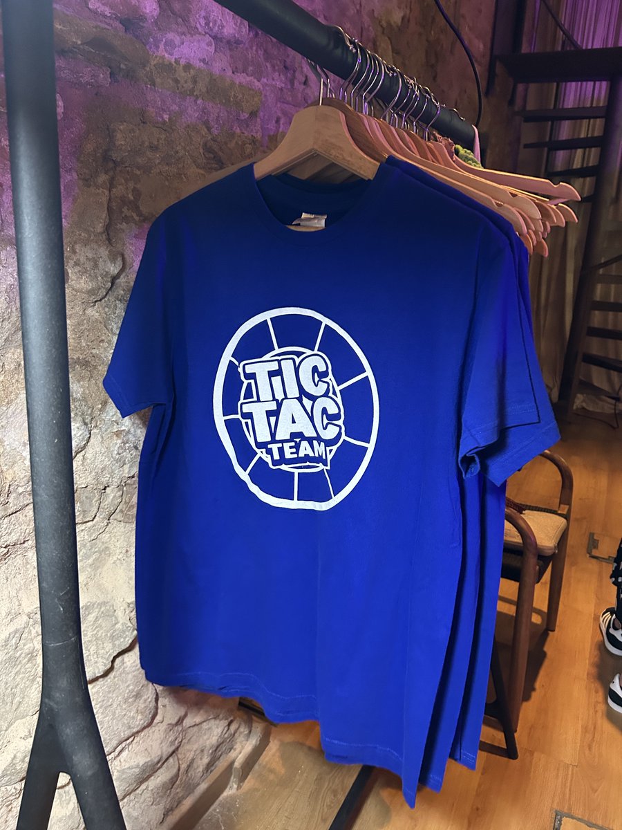 No sabes qué ponerte para el evento de empresa de fin de año? 🤔
Te lo ponemos fácil, ¡ponte la camiseta de tu equipo!  🎉👕
Personalizamos una amplia gama de productos, desde camisetas hasta cestas navideñas, premios y otros regalos ¡Celebra el cierre del año con estilo! 🎆