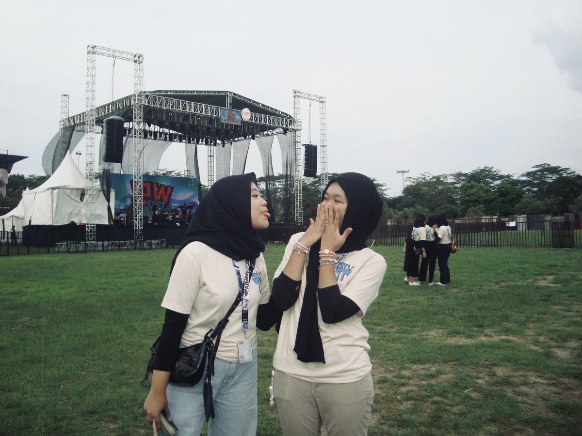 bukanphasa's tweet photo. dari semangat ampe tumbang bareng foury mareta muthia phasya #realbff #konsumlovers #tilljannahkatabunda https://t.co/R5m79zjfTC