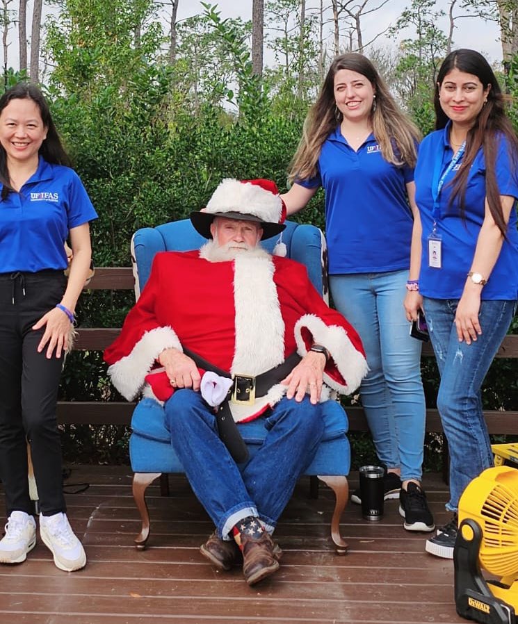 The CEEPS enjoyed talking about bugs and citrus at the Cowboy Country Festival and Heritage Day. We even got to see Santa Claus!! 🍊🎅😊<a href="/UFIFASCitrusREC/">UF/IFAS Citrus REC</a> #outreach #uf #education #citrus