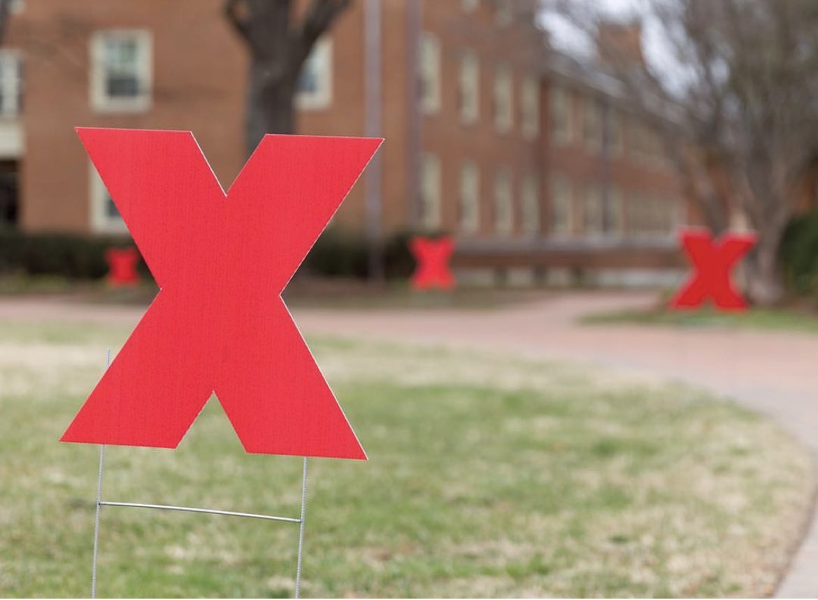 Couldn’t make it to last week’s booth? No worries because TOMORROW come find out what Tedx is about!! Join the fun right before finals and meet us in Benson second floor from 12-4pm 🌲❌