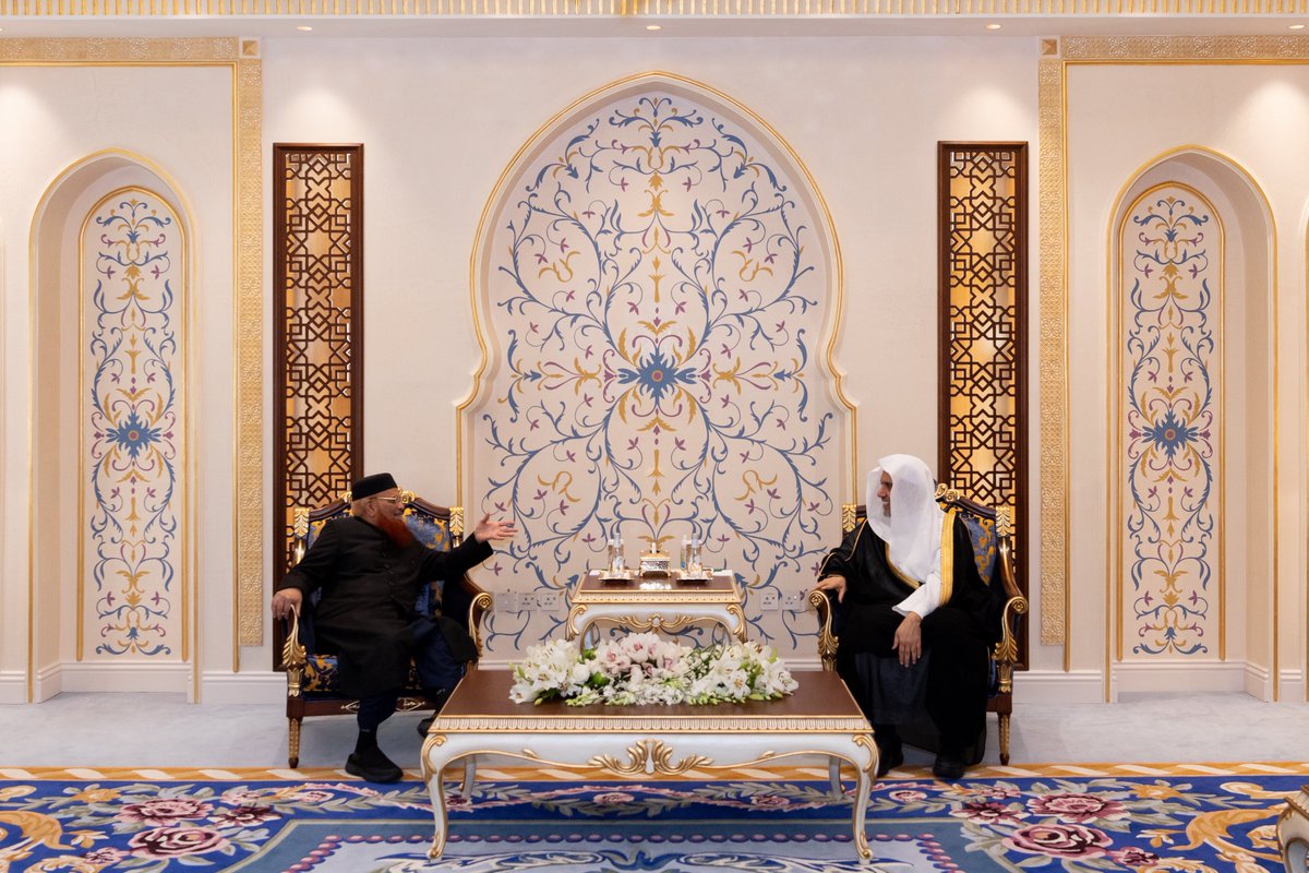 MWLOrg's tweet photo. في إطار التنسيق الرسمي المسبق:
استقبل معالي الأمين العام، رئيس هيئة علماء المسلمين، فضيلة الشيخ د. #محمد_العيسى @MhmdAlissa في مكتبه بمكة المكرمة سماحة المفتي بجمهورية باكستان الإسلامية، الشيخ الدكتور محمد تقي العثماني.
وتناول اللقاءُ عددًا من الموضوعات العلمية، ومن ذلك استعراض أبرز مباحث سعة الشريعة الإسلامية وأفقها الكبير والشامل الذي أس��ت له نصوص الكتاب والسنة، والقواعد الفقهية المستمدة منهما، وكذا مقاصد الشريعة.
ثم تفضل سماحة المفتي بإهداء معالي الأمين العام عدداً من الموسوعات الفقهية التي ألفها سماحته.
