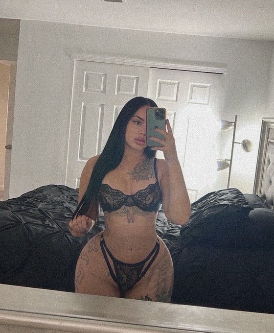 Me or the car of your dreams ? https://t.co/QJDj6pIlE4