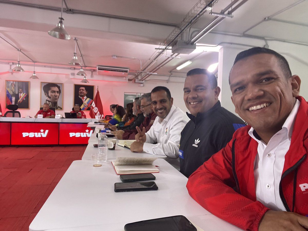 Buenos días 🇻🇪 

Estamos en nuestra reunión ordinaria de la Dirección Nacional <a href="/PartidoPSUV/">PSUV</a> // Desde aquí felicitamos a todo el pueblo y en especial al liderazgo social y político de todo el país por la Gran Victoria de Venezuela. 

 #VictoriaEsequiba

<a href="/NicolasMaduro/">Nicolás Maduro</a>