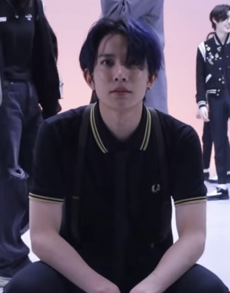 is it just me but heeseung wearing a polo shirt is so damn attractive???!? like, i can't get my eyes off this pic