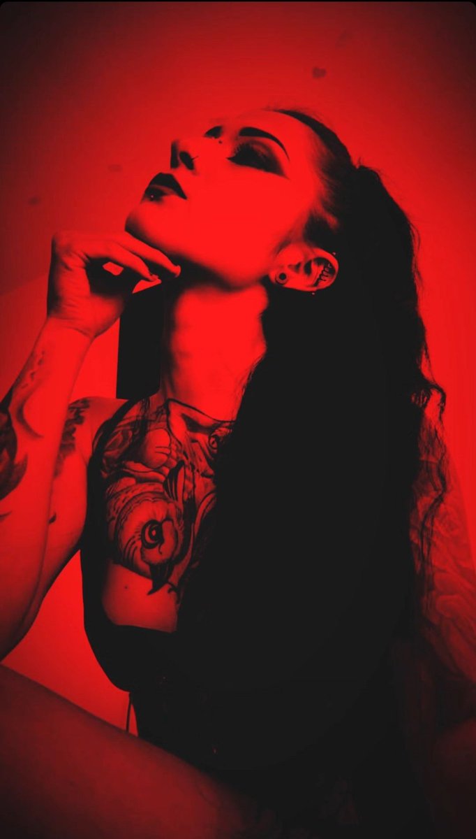 bbasrt10's tweet photo. Within your limits I find myself trapped, bound by threads of desire and passion.🚬💣#sexygirsls #mistress #fndom #fetichiste #FetchWithMe #Switch #sub #slave https://t.co/2vTZ64LDKE