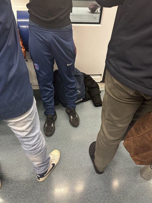 Hetero marcando en el metro 😏 https://t.co/w3obCN5QzF