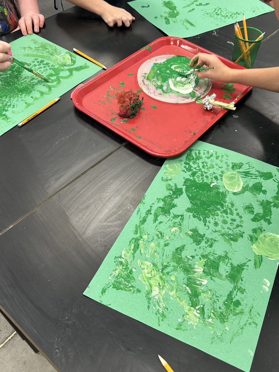 MrsNArtStudio's tweet photo. Preparing our painted paper using different mark-making tools for next week’s landscapes @MedillElem #galesart https://t.co/9QdhAxzuvl
