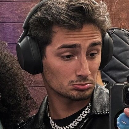 vanthvem's tweet photo. me da ternura como emilio se autodescribio y diciendo lo que hace, el mejor artista🤲🏻💖 https://t.co/PnxpfH3sVP