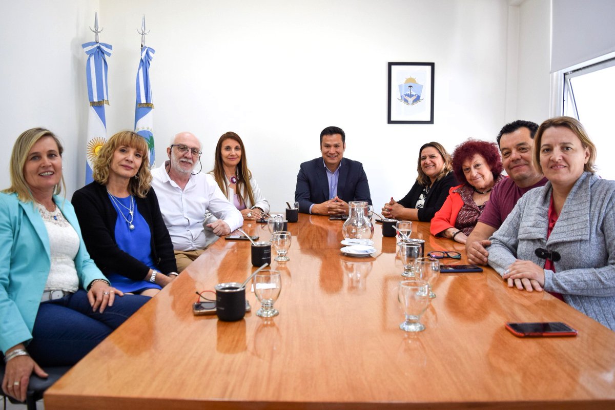 OLlancafilo's tweet photo. Feliz de compartir y agasajar a compañeros que tanto han hecho por la educación neuquina!
Patricia Cresatti, Marilina Meder, Graciela Viard, Graciela Gracia, Marcelo Villar, Oscar Frassone... ¡Felicitaciones por la jubilación! ¡Misión cumplida! https://t.co/Z2FVW5366p