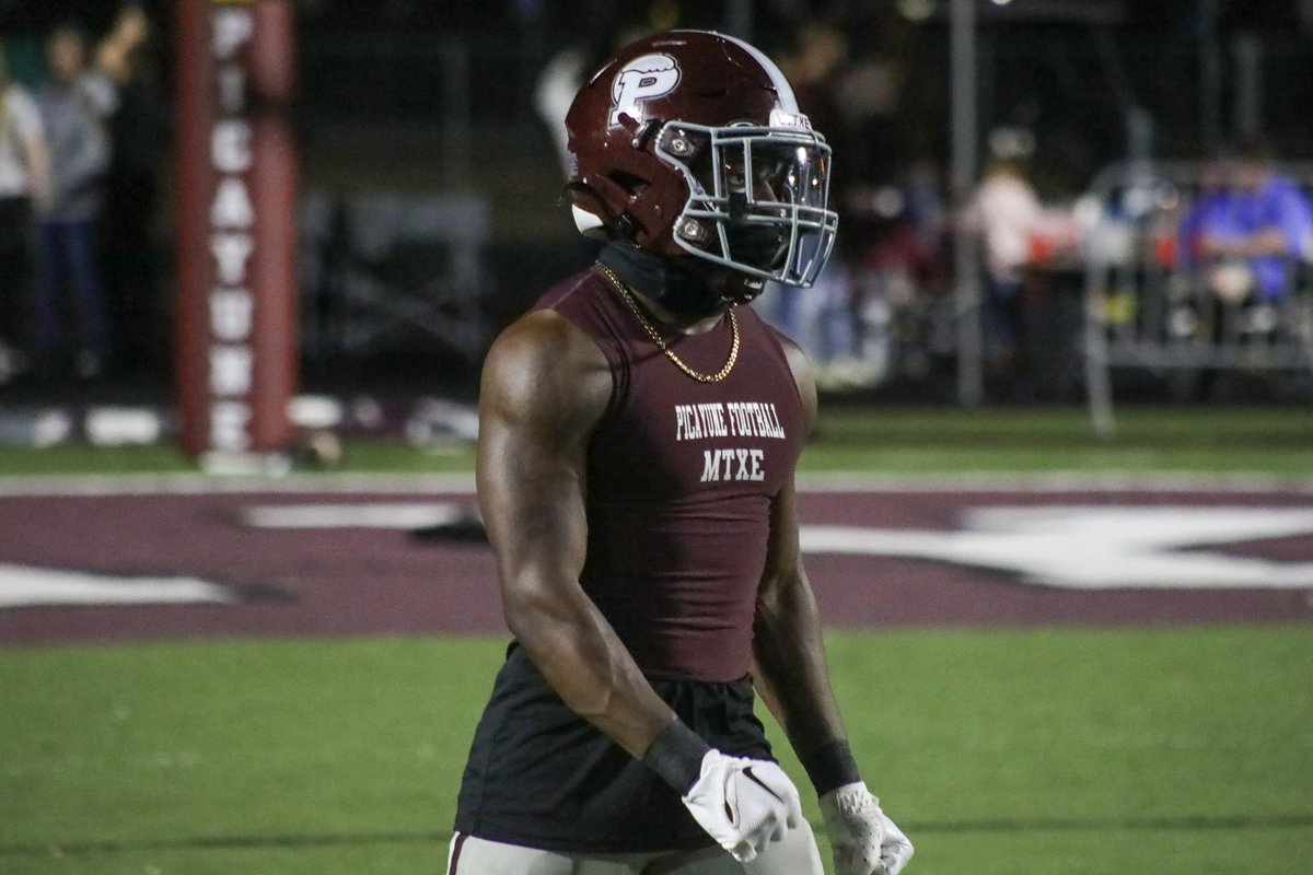 Darrellsmith_4's tweet image. 5’8, 175 
2025 RB/ATH
18 touchdowns
124 carries 
1087 rushing yards 
8.8 yards per carry 
10 receptions 
194 receiving yards 
19.4 yards per reception 
1350 all purpose yards 
@LawrencHopkins 
hudl.com/v/2MVRUj