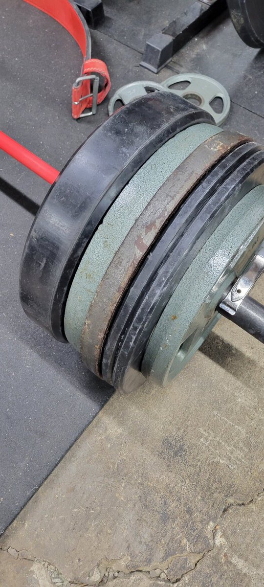 DAMNEDKING_1's tweet photo. What's the science behind placing 10s before 35s. Home gym. Usually the heavier weight is on the inside. Any takers? #elitefts #westsidebarbell #supertraining @elitefts @WESTSIDEBARBELL @MarkSmellyBell @BarbellBrigade https://t.co/TZwwOy3OLl