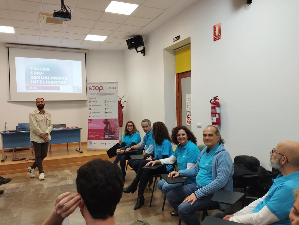 StopsidaONG's tweet photo. Taller sobre inteligencia emocional y estigmatización hacia las personas con VIH "Emo-sexualmente Inteligentes" junto al @VoluntCABK @caixabank 

#ongstop #ongstopsevilla #sevillalgtbi https://t.co/spvxOmnanA