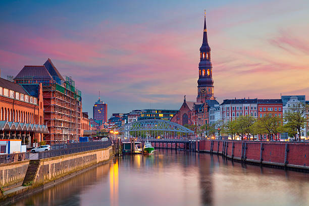 RobertoVaquero_'s tweet photo. Escándalo en la ciudad de Hamburgo, Alemania. Un grupo de 9 personas, cinco de ellos inmigrantes y los otros cuatro alemanes (administrativamente)
violan a una niña de 15 años en las inmediaciones de un parque. No formaban parte del mismo grupo. Primero la violaron cuatro, después, cuando la chica trató de alejarse del lugar desorientada, volvió a ser asaltada y abusada por otro grupo. Sólo uno entra en prisión, el resto queda en libertad condicional. 

La psiquiatra encargada del caso afirma que los violadores abusaron de la chica con el objetivo de "sacar su ira y frustración en relación con su origen migratorio”.

Esto no es permisible. No es una cuestión de izquierdas ni derechas. No podemos permitir que este tipo de cosas sigan ocurriendo, ni en España ni en el resto de Europa.