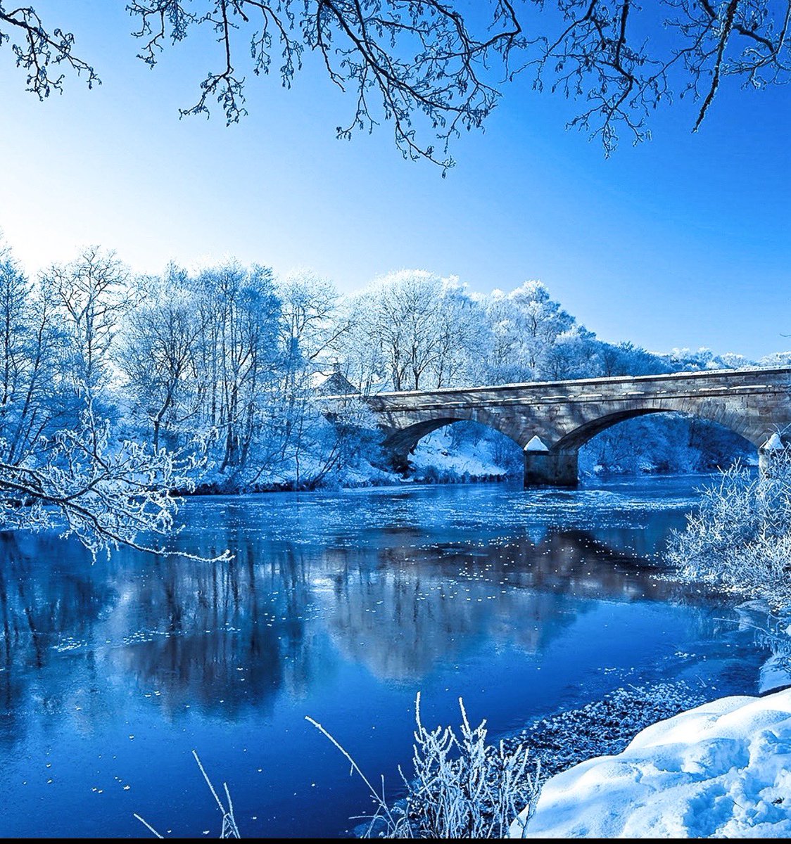 Crystal clear blues &amp; whites with Northumberland in Winter narcissistic Look at Me mode.