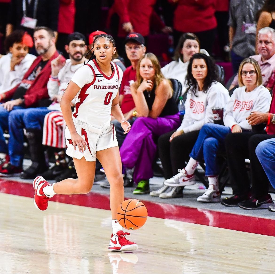 ComplexSports's tweet photo. These four freshman have taken college basketball by storm 🔥   

JuJu Watkins (USC) - 27.3 PPG 
Mikaylah Williams (LSU) - 17.8 PPG 
Hannah Hidalgo (Notre Dame) - 23.3 PPG 
Taliah Scott (Arkansas) - 23.2 PPG  

The future of women's college basketball is bright! https://t.co/ltxR8bIYtq
