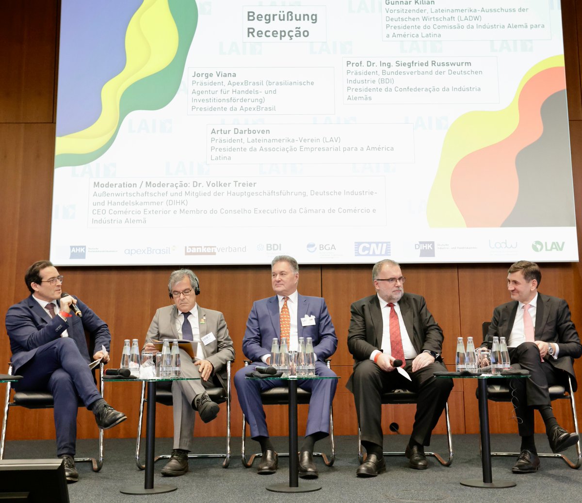 DIHK_News's tweet photo. Beim 🇩🇪🇧🇷Wirtschaftsforum wird u. a. über die Weiterentwicklung von #Mercosur diskutiert. "Mit dem raschen Abschluss des Abkommens würde im Sinne der deutschen Wirtschaft gerade in der jetzigen Lage ein deutliches Zeichen gesetzt", sagt DIHK-Außenwirtschaftschef Volker Treier. https://t.co/hqd2mnRbAE