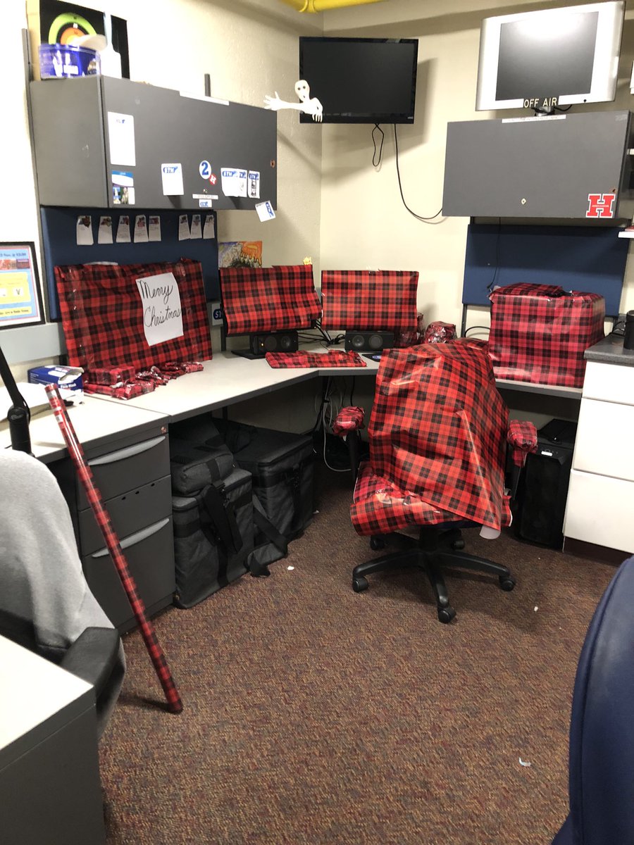 SportsStn2's tweet image. It’s early into December, but we’d like to wish you a Happy Holidays From STN2Sports

(Hopefully our Chief Photog has a sense of humor)