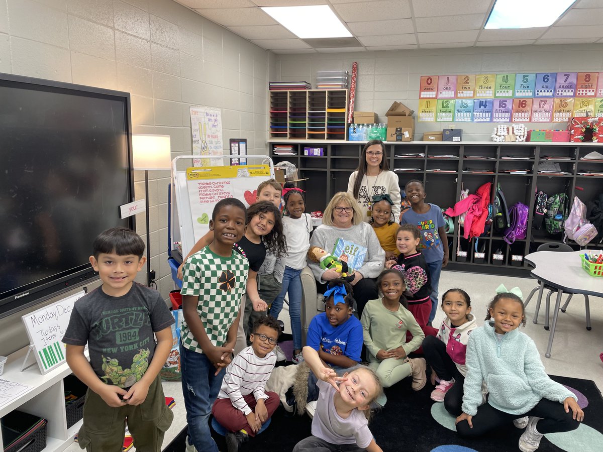 Nettleton Superintendent, Dr. Karen Curtner, visited Mrs. Curtner's 1st Grade class today as a guest reader. She read 'The Elf' and brought in elf gumdrops just like in the story. Thank your for sharing this time with our students!! 🖤💛
#STEAMe #GuestReader