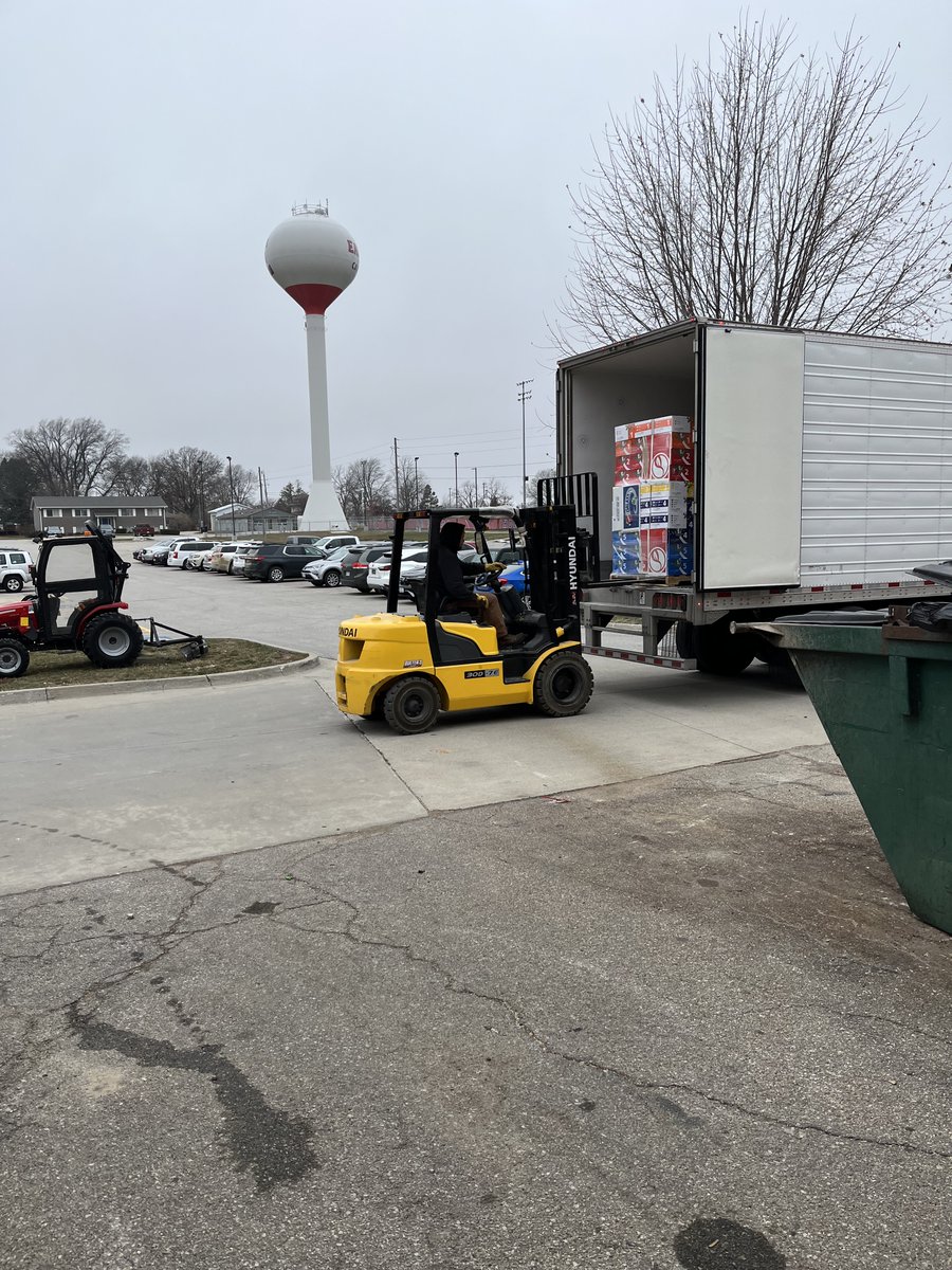 Fruit is delivered and counted!
Big shoutout to Bryan Mutchler from Hometown Market for making quick work of it with a forklift!!
Chapter members, feel free to show up anytime now to start sorting and taking fruit!!!