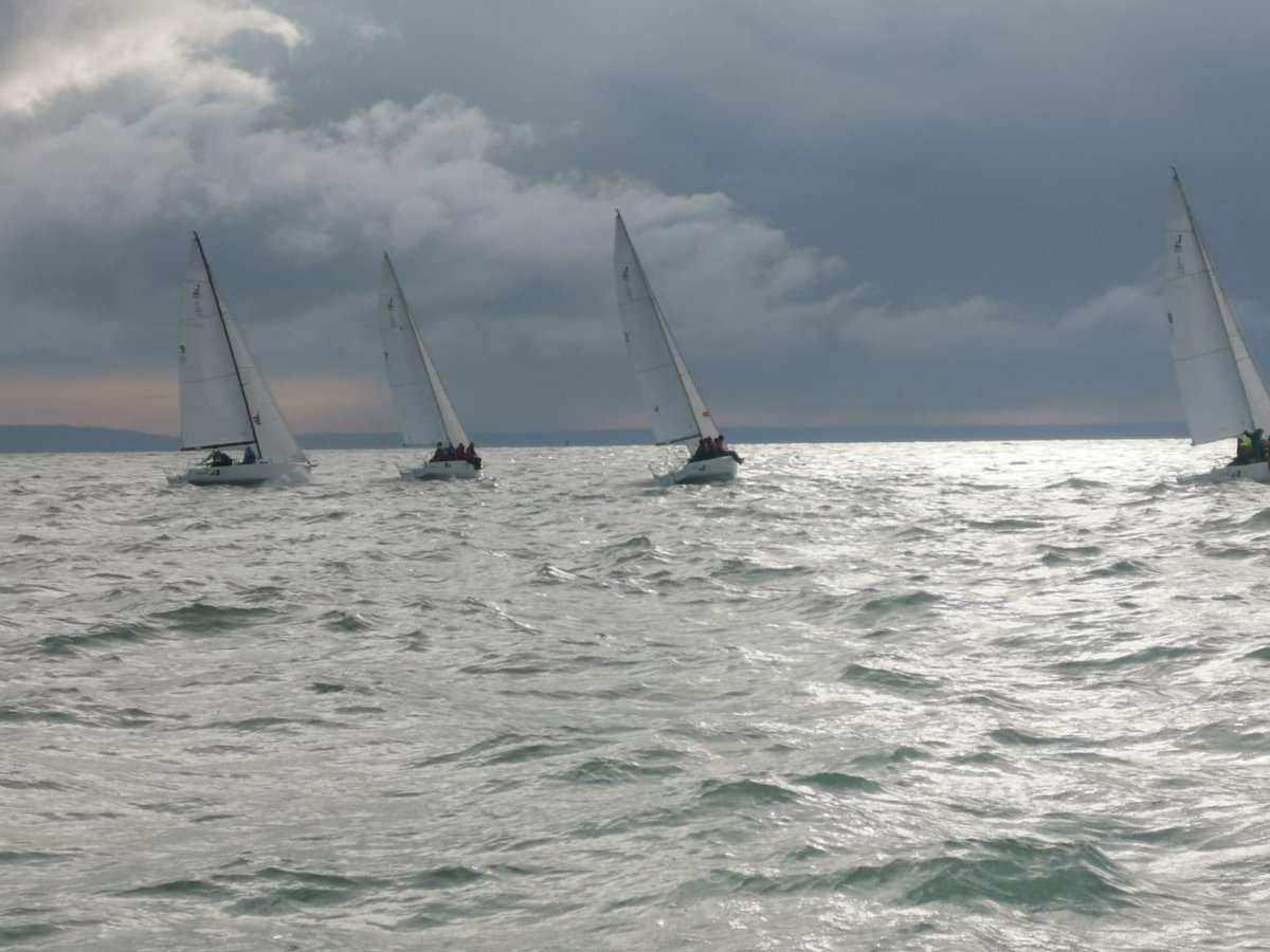 CAPEFREI's tweet photo. Ce week-end, l’équipage CAP EFREI s’est entraîné au Havre en J80 ! ⛵️🚀 L’occasion pour nous de nous mesurer à 7 autres équipes et ainsi de nous améliorer davantage dans nos techniques de navigation en vue des VEH l’année prochaine.

Cc: @Efrei_Paris @groupecovea https://t.co/0wFNZzdcoM