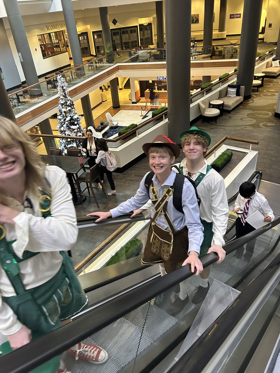 daisylyn55's tweet photo. Rare escalator sighting #omun2023 https://t.co/KoAmzqLKxq