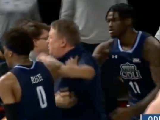 The Best Ejection Of The Weekend Was ODU's Jeff Jones Losing His Mind That The Weak Refs Actually Called A Cop To Come On The Floor barstoolsports.com/blog/3495708/t…