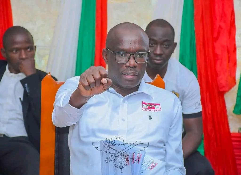 ApolloSmile's tweet photo. Hier, Hon @R_Ndikuriyo SG du @CnddFdd , parti au pouvoir au #Burundi 🇧🇮 a rencontré la pépinière du Parti: jeunes intellectuels cadres de l'État,membres du parti du peuple. 

C'était dans le but de les encourager et reconnaître leurs savoir-faire pour la vision 2040/2060. https://t.co/7LK7cpeMD3