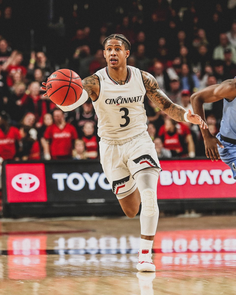 GoBearcatsMBB's tweet photo. Happy birthday, @round3_! 🎉 https://t.co/qHHW9PBAIx