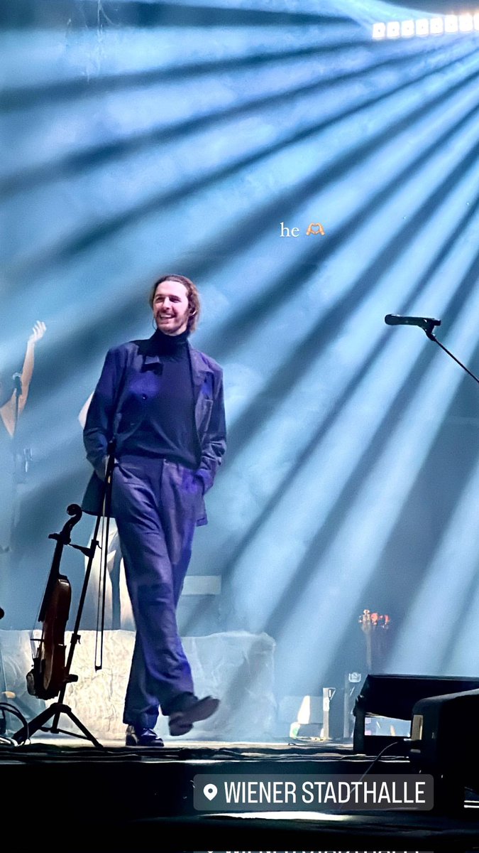 Hozier performing last night in Vienna 
📸: urbanovakris