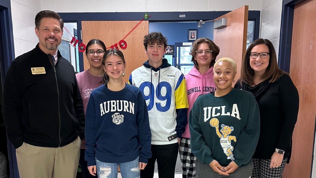 Connieteach's tweet photo. One of my favorite parts of the job is hearing from our students!  FHC students shared some insight as we talked about college/career prep, ACT, enrollment processes, and what impacted them during HS.  Our future is in good hands! #BestMonday @KennethRoumpos @FHCPrincipal @FHCAD https://t.co/KJ7CxnkwxL