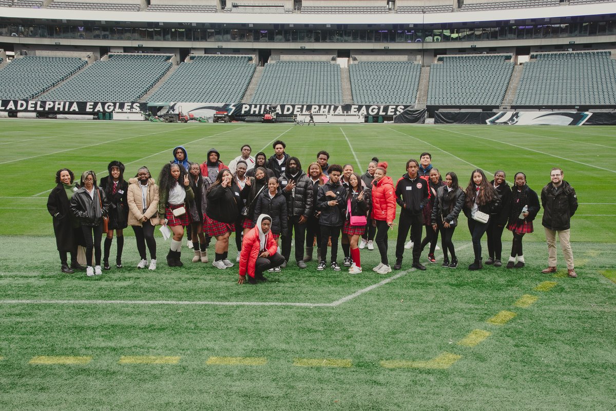 iAM Project scholars spent Friday at the Linc, where they heard from employees at @lincolnfingroup and the @Eagles about their career journeys and the wide variety of different jobs available at a company like Lincoln.