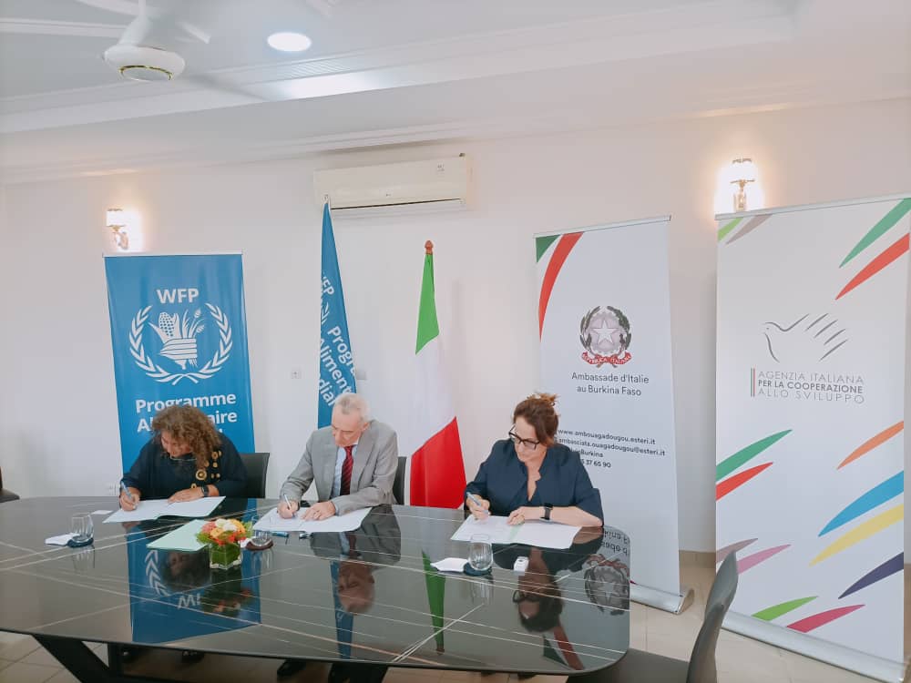 Il governo italiano finanzia con contributo di 3 milioni di € <a href="/WFP/">World Food Programme</a> per rafforzare la #sicurezzaalimentare di migliaia di persone tra popolazioni ospitanti e sfollati a Ouagadougou.  Scoprite il nuovo progetto 👉ouagadougou.aics.gov.it/news/2023/1312…
<a href="/ItalyinBurkina/">Italy in Burkina Faso 🇮🇹🇪🇺</a> <a href="/aics_it/">AICS Cooperazione_it</a> @WFP_Burkina_CD