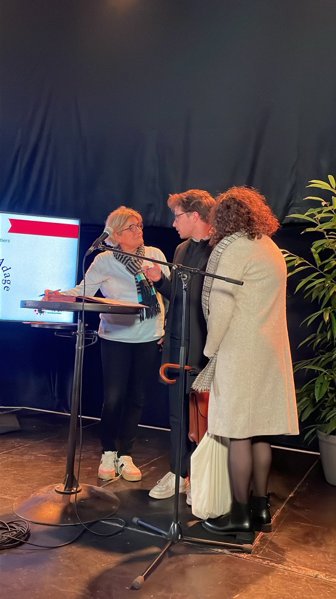 UnivPoitiers's tweet photo. 👩‍🎓👨‍🎓 Remise des labels « Asso de l’UP » avec @virginie_laval et @bosman_sasha aux 68 associations étudiantes de l’@UnivPoitiers qui s’engagent au quotidien dans la #ViedeCampus de l’université 👏
#VieEtudiante #VieAssociative #associations https://t.co/21lPjvscbi