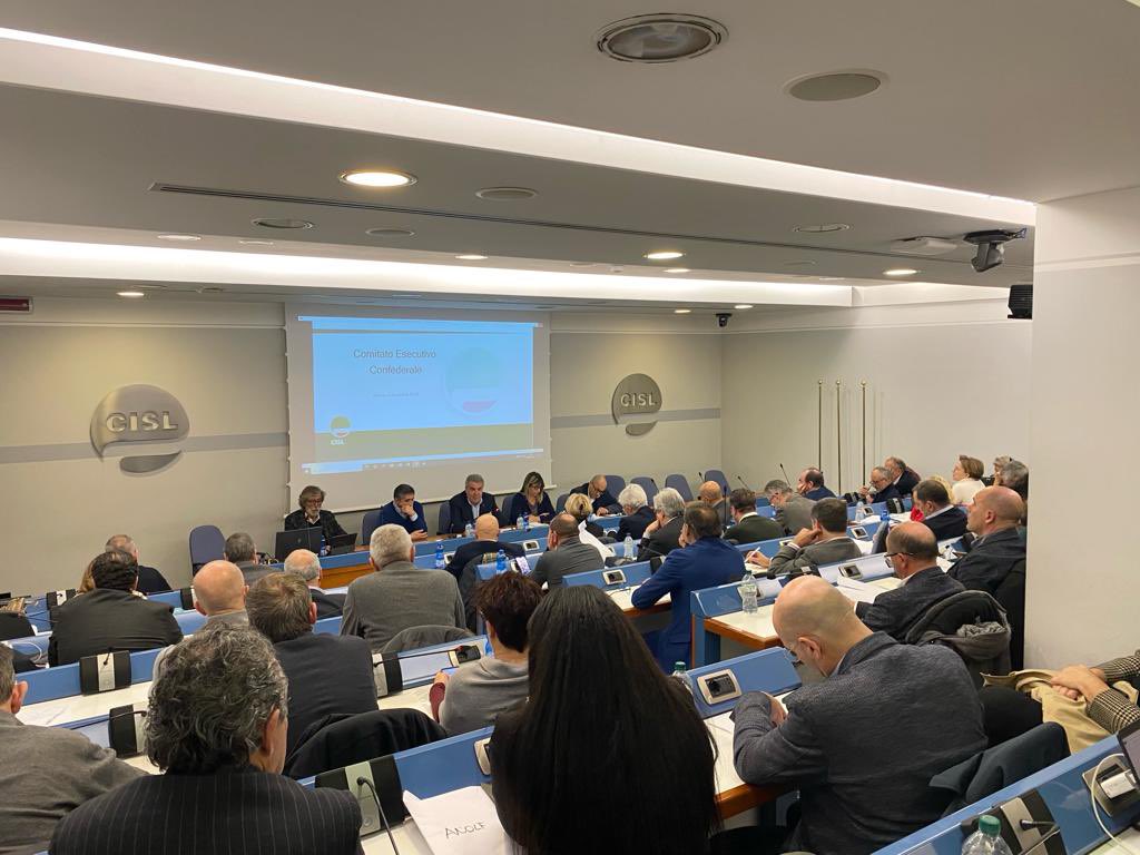 CislNazionale's tweet photo. Il segretario generale della Cisl #LuigiSbarra apre con la sua relazione i lavori del Comitato Esecutivo riunito oggi a Roma presso la sede nazionale della Confederazione alla vigilia dell’Assemblea Nazionale Organizzativa #guidiamoilcambiamento https://t.co/E7By7wTPQq