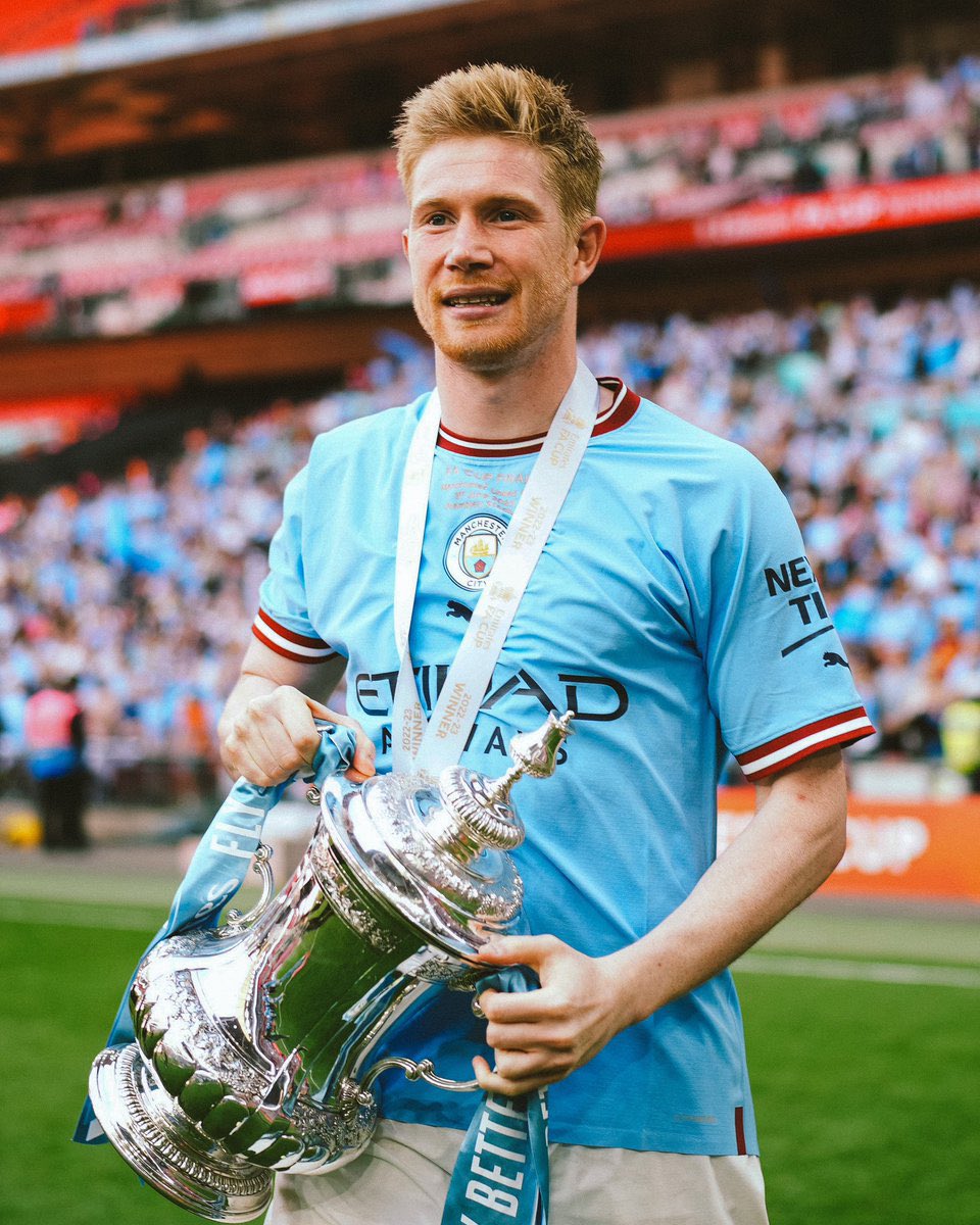 SxrgioSZN's tweet photo. KDB sits on the same table as Zinedine Zidane and I will stand by that. https://t.co/nn1oZoRuMo