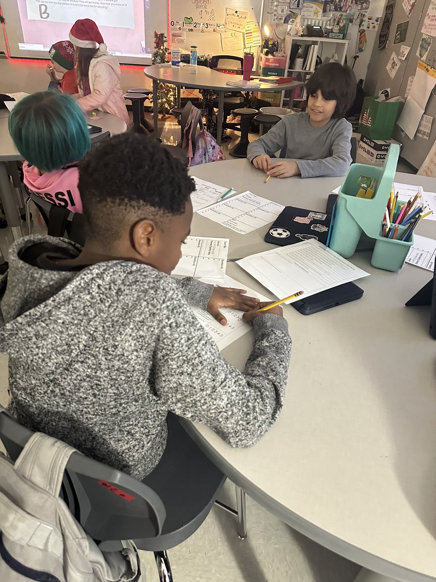 mrs_bassett_07's tweet photo. 4th graders @ParkwayES stepped into the teachers shoes and graded ECR examples! We learned a lot about answering the prompt and including text evidence! It was a great eye opening lesson! #lisdreads #creatingauthors https://t.co/kyrxtFWEdq
