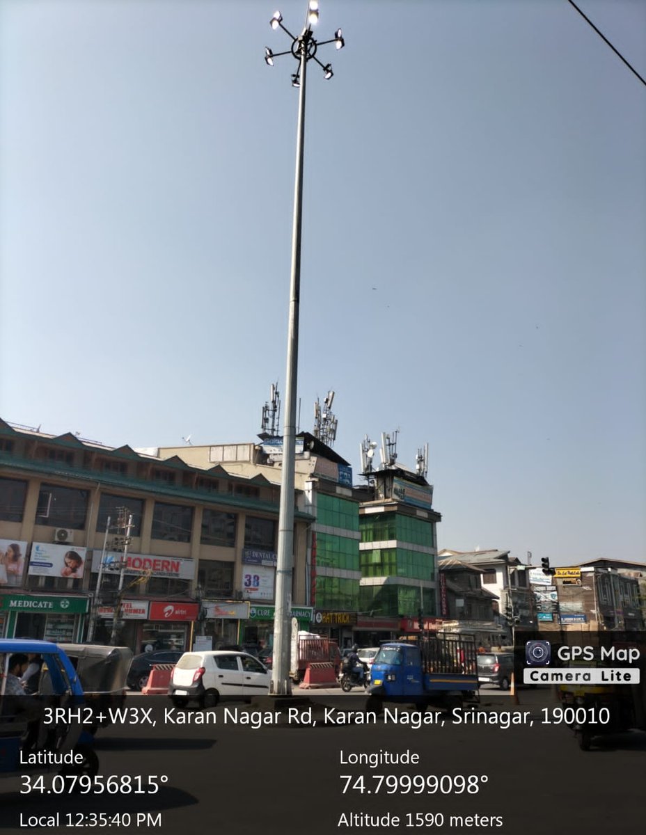 High Mast Light restored at Karan Nagar Crossing @SMC_Srinagar @AtharAamirKhan
