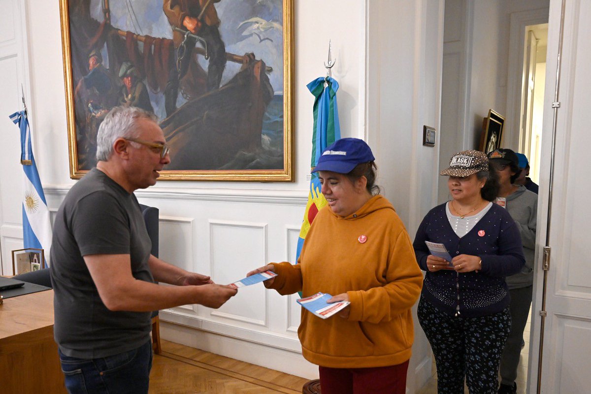 ZamoraJulio's tweet photo. En el marco de la #SemanaDeLaInclusión, realizamos una jornada de visibilización en la estación de Tigre. Luego recibí a jóvenes y adultos vecinos pertenecientes a la institución “Un Lugar” de Don Torcuato. https://t.co/FdUowvrRlg