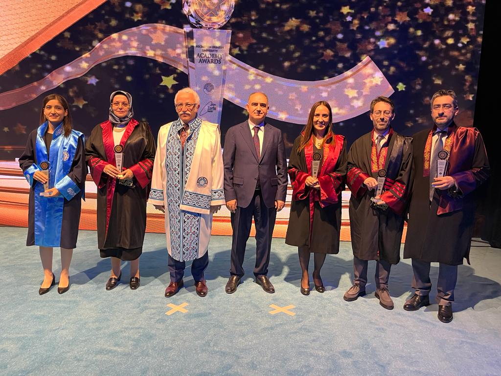 NEUniversitesi's tweet photo. #NEÜAkademiÖdülleri🌟

NEÜ’NÜN YILDIZLARI

Sağlık Bilimleri alanında etki değeri en yüksek bilim insanlarımız;

Prof. Dr. Bahadır Feyzioğlu
Prof. Dr. Mehmet Burhan Oflaz
Doç. Dr. Hülya Vatansev
Doç. Dr. Özge Metin Akcan
Dr. Öğr. Üyesi Semra Köse

#NEÜ
#NEUAcademyAwards https://t.co/fviXcGYKFM