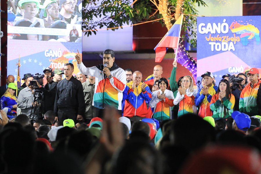 #4Diciembre ¡ETIQUETA DEL DÍA! 

#VictoriaEsequiba

¡Un pueblo unido jamás podrá ser vencido! <a href="/NicolasMaduro/">Nicolás Maduro</a> <a href="/CeballosIchaso1/">@FuerzaDinamica Remigio Ceballos Ichaso</a> <a href="/dcabellor/">Diosdado Cabello R</a> <a href="/PCivil_Ve/">Protección Civil</a> <a href="/GobiernoAragua_/">Gobierno Aragua</a> <a href="/Ciudadmcyofic/">Ciudad MCY Oficial</a> <a href="/Soykarinacarpio/">Karina Carpio</a>