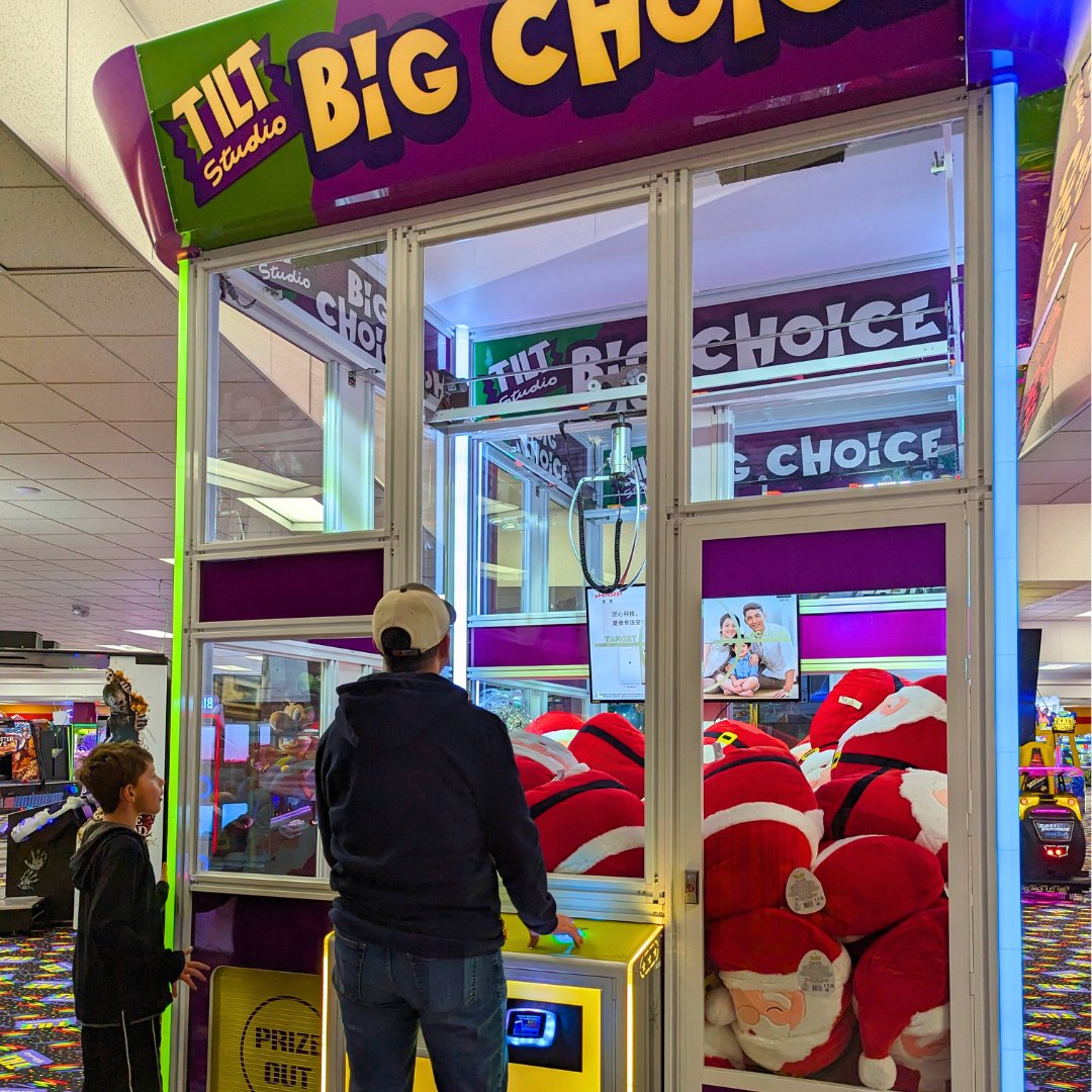 TiltStudioUS's tweet image. 🎉 Who else is on a mission to snag one of these squishy treasures? 🎅🎄

#CraneMachine #TiltStudio #Tilted10 #Santa #Squishmallow