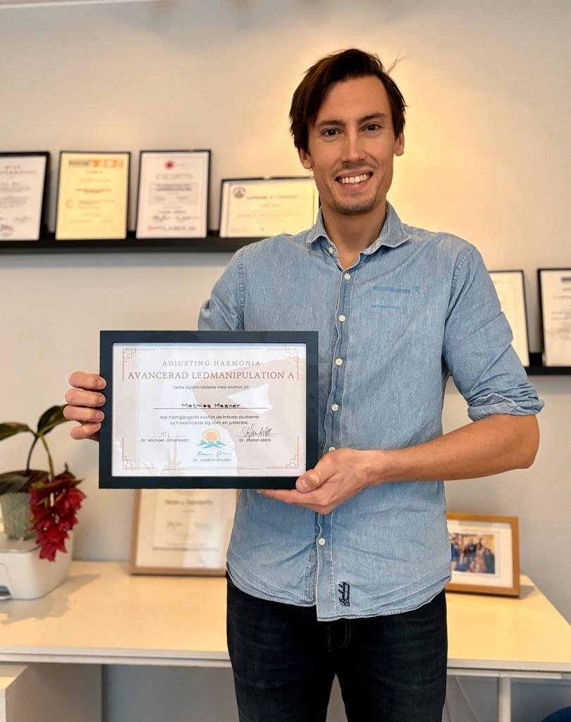 Naprapatspec's tweet photo. Så glad över att dela att vår kollega Mathias Mezner har slutfört utbildningen i Avancerad Ledmanipulation A hos YRGO i Göteborg! Ett enormt tack till lärarna från Adjusting Harmonia för deras fantastiska vägledning. Vi ser fram emot att ta del av dina nya kunskaper! #naprapat https://t.co/lfeA2MFVOD
