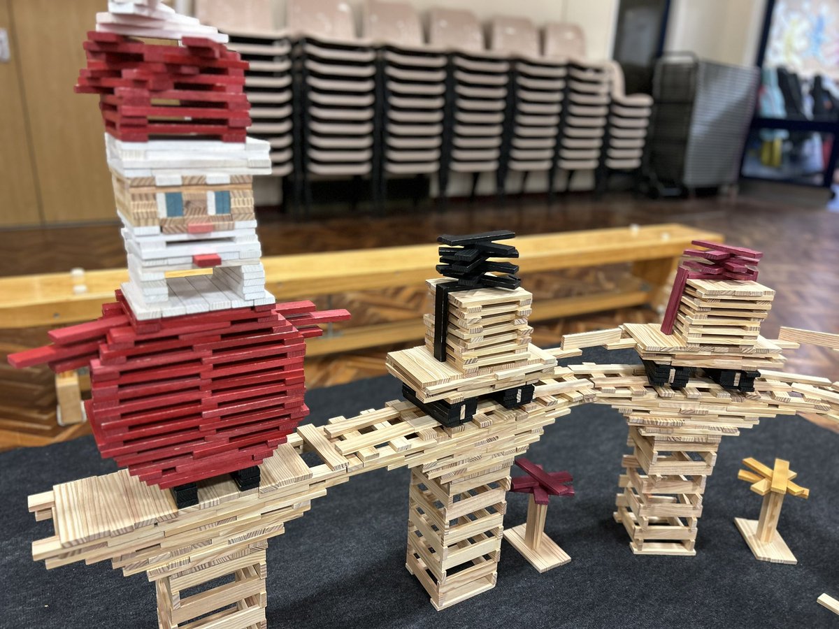 Christmas themed STEM workshop with children in Y1 and Y2 in Holmer Green Primary. #resilience #stem #holmergreen #primaryschool #christmas