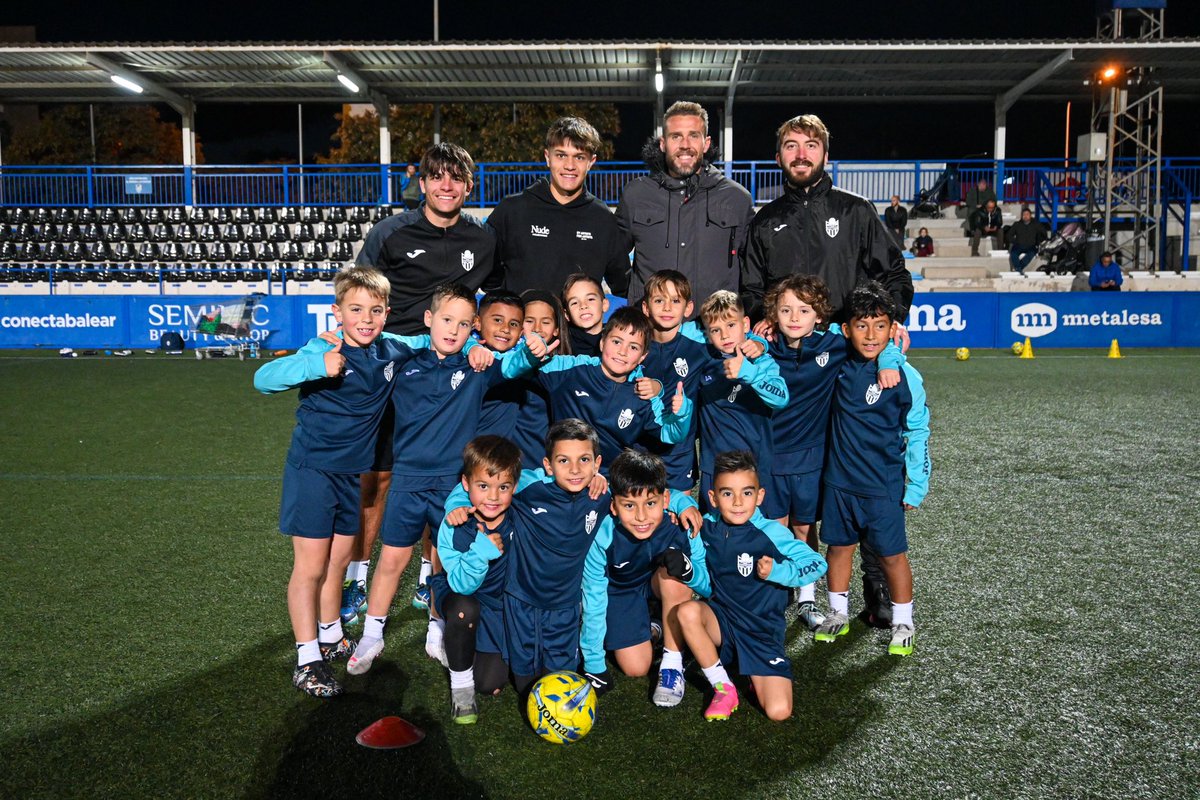 🤝🏻 Després de l'experiència d'ahir amb el 𝐩𝐫𝐢𝐦𝐞𝐫 𝐞𝐪𝐮𝐢𝐩, els jugadors del #PrebenjamíA han conegut de prop a Raúl González i David Ortega.

🤍Connexions amb l’ #𝐀𝐓𝐁ase 💙